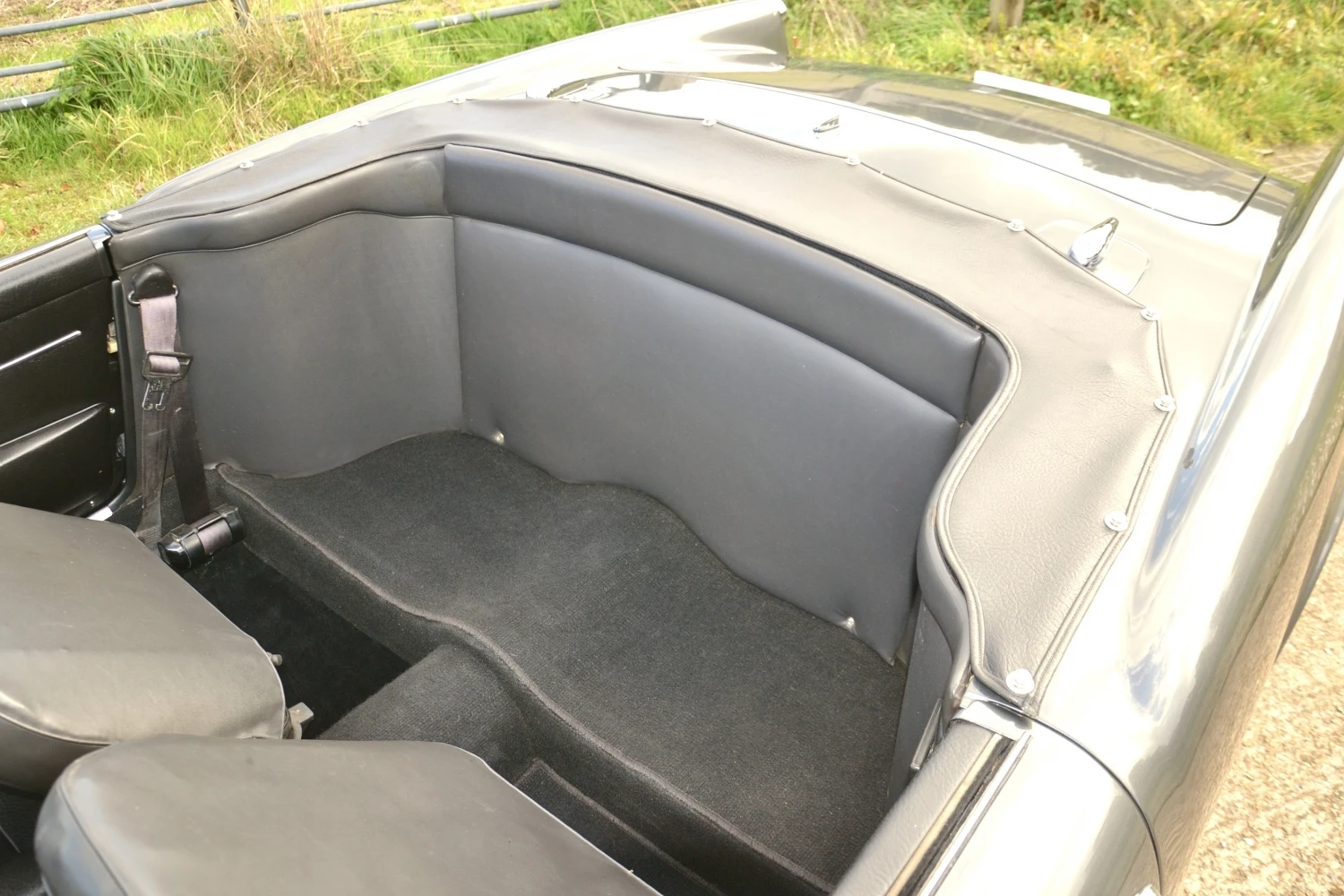 Alfa_Romeo_2000_Spider_33