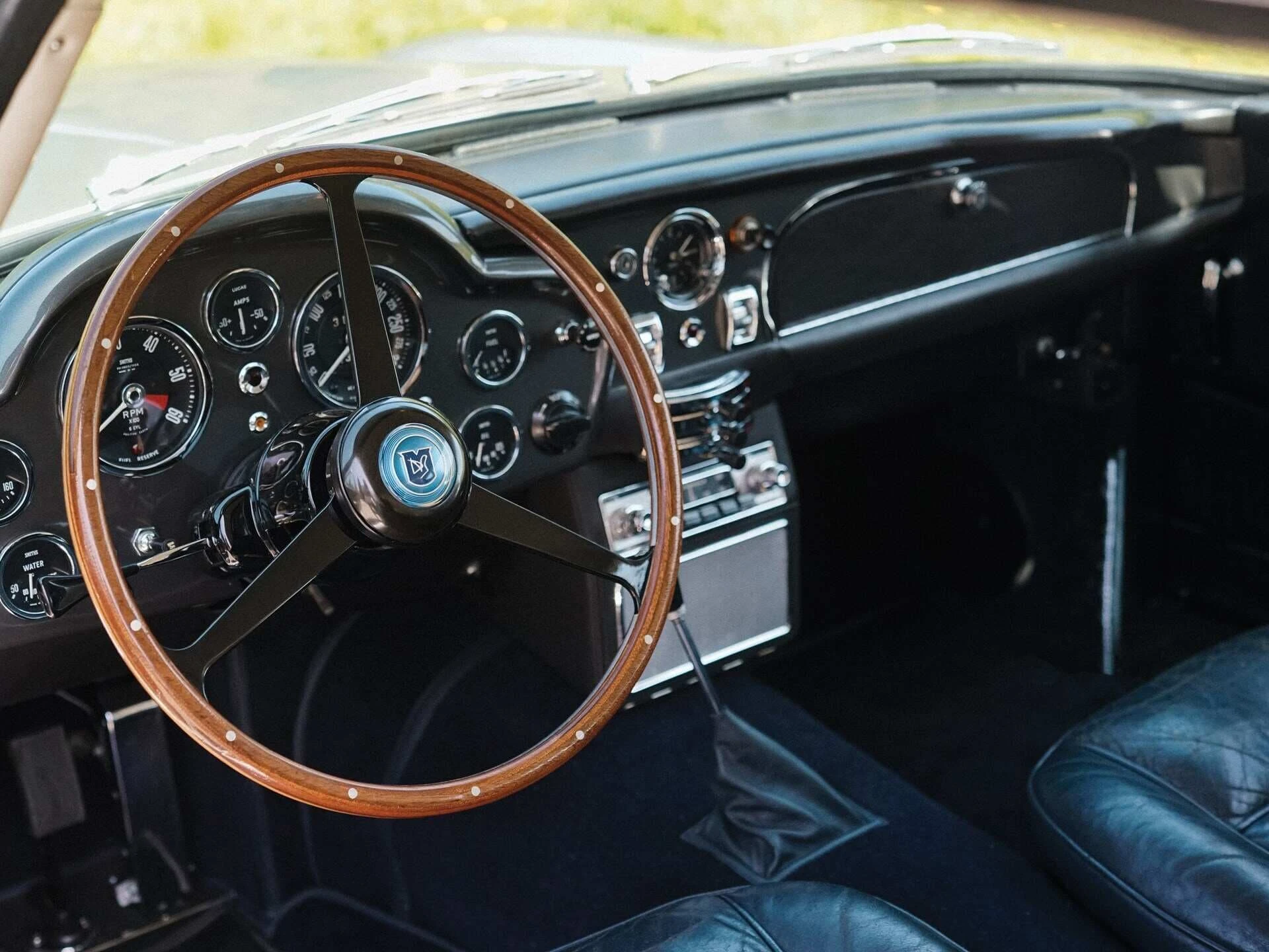 Aston-Martin-DB5-Shooting-Brake-by-Radford-1965_04