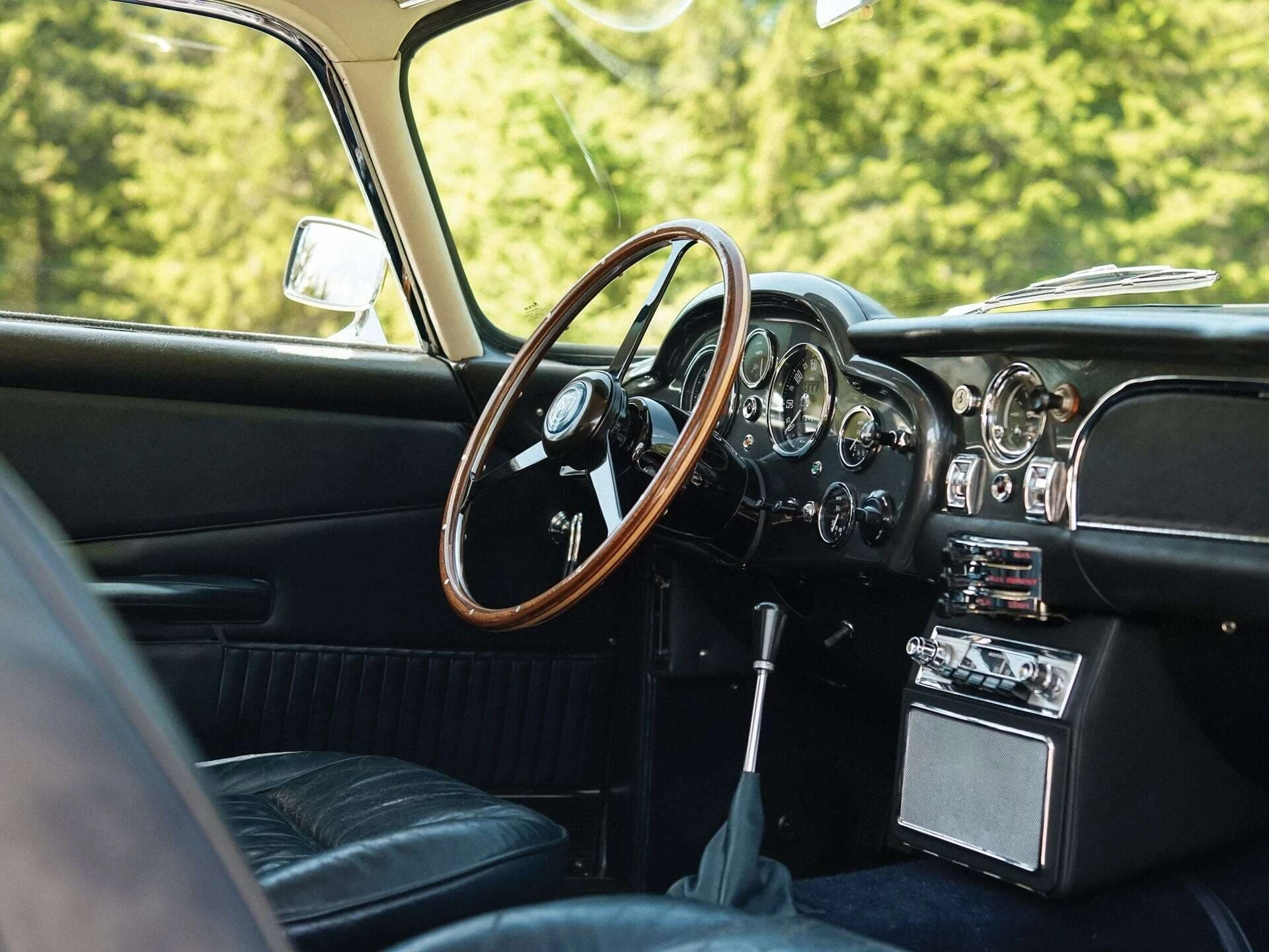 Aston-Martin-DB5-Shooting-Brake-by-Radford-1965_10