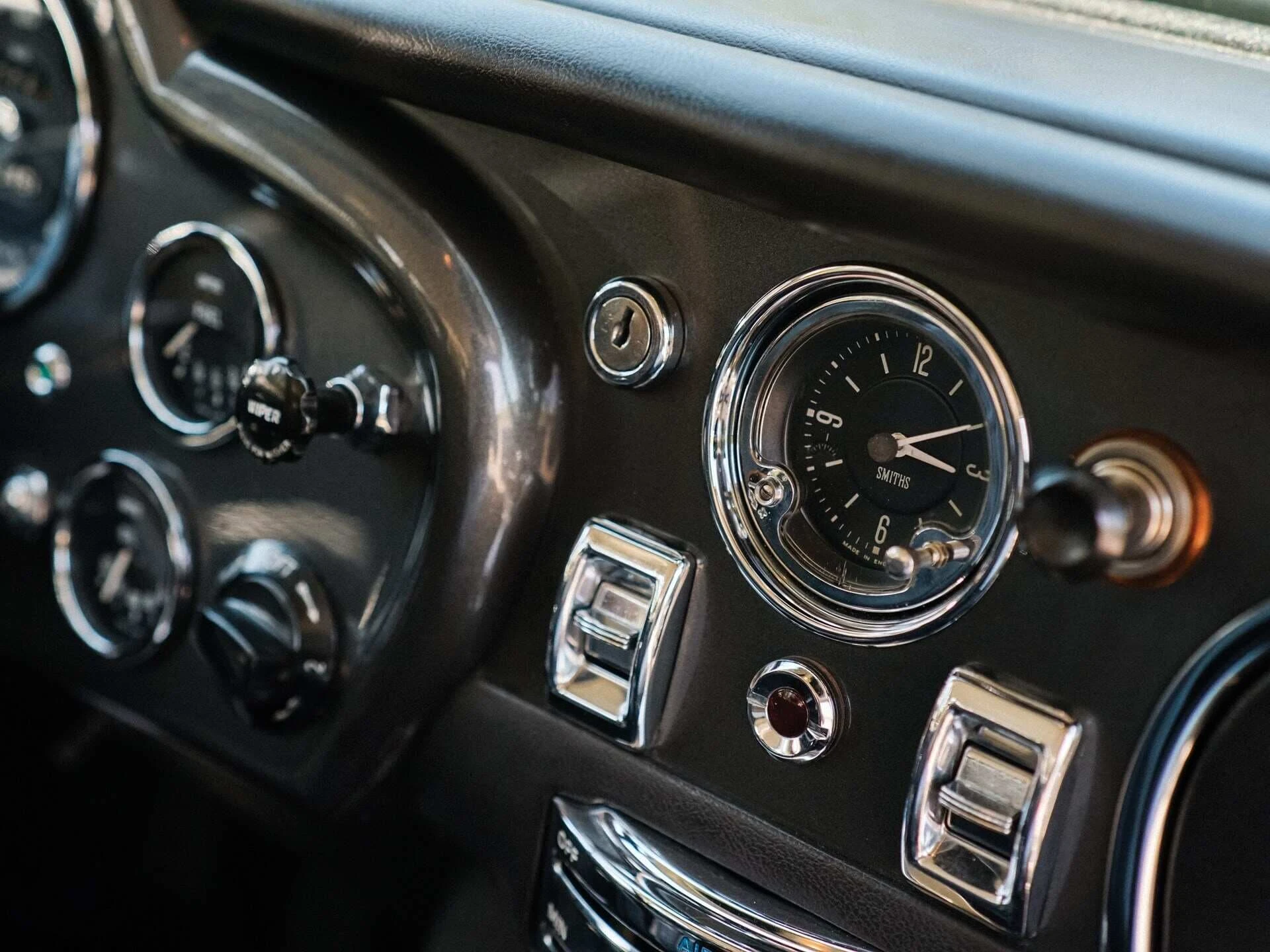 Aston-Martin-DB5-Shooting-Brake-by-Radford-1965_12