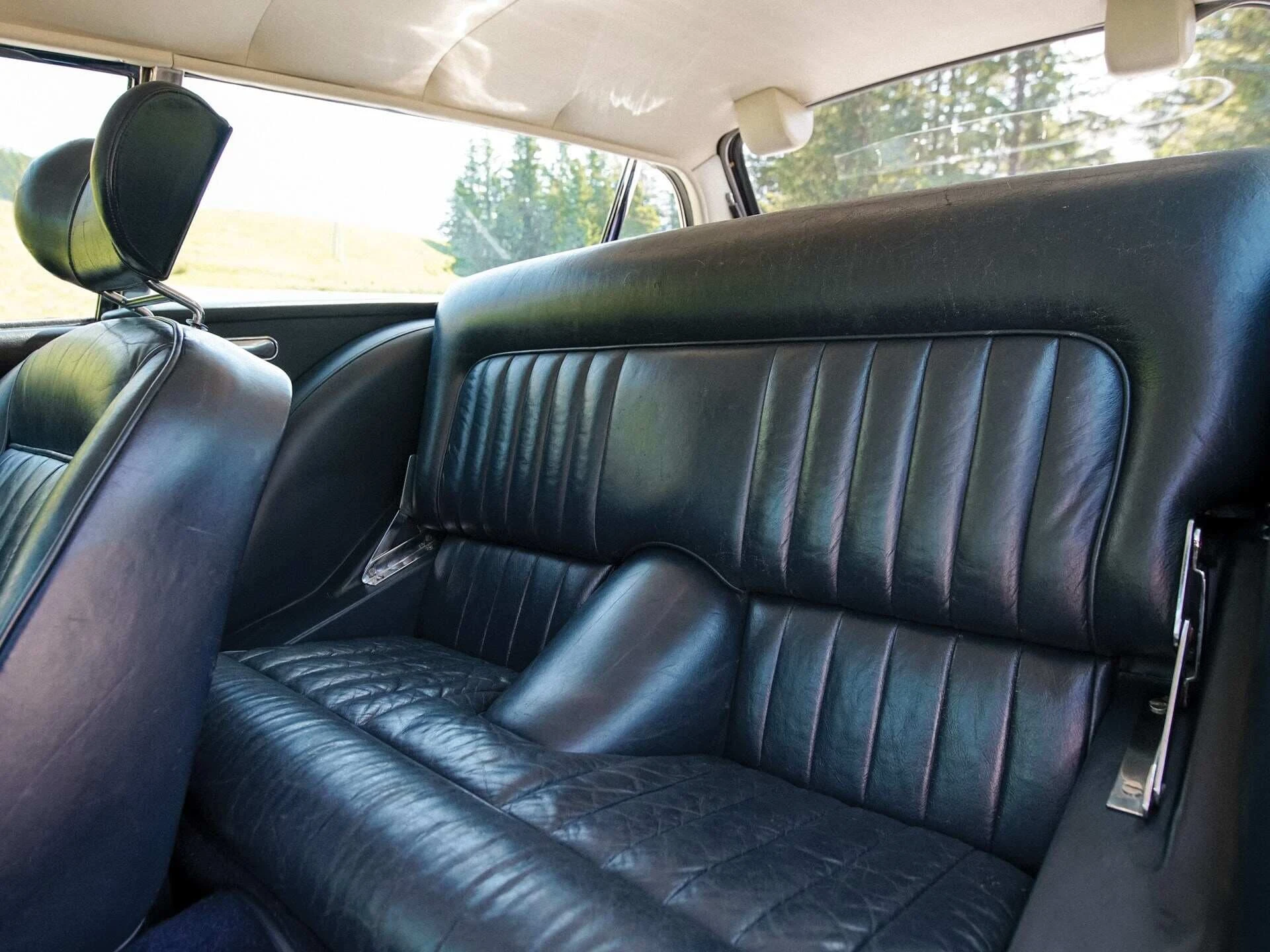 Aston-Martin-DB5-Shooting-Brake-by-Radford-1965_13