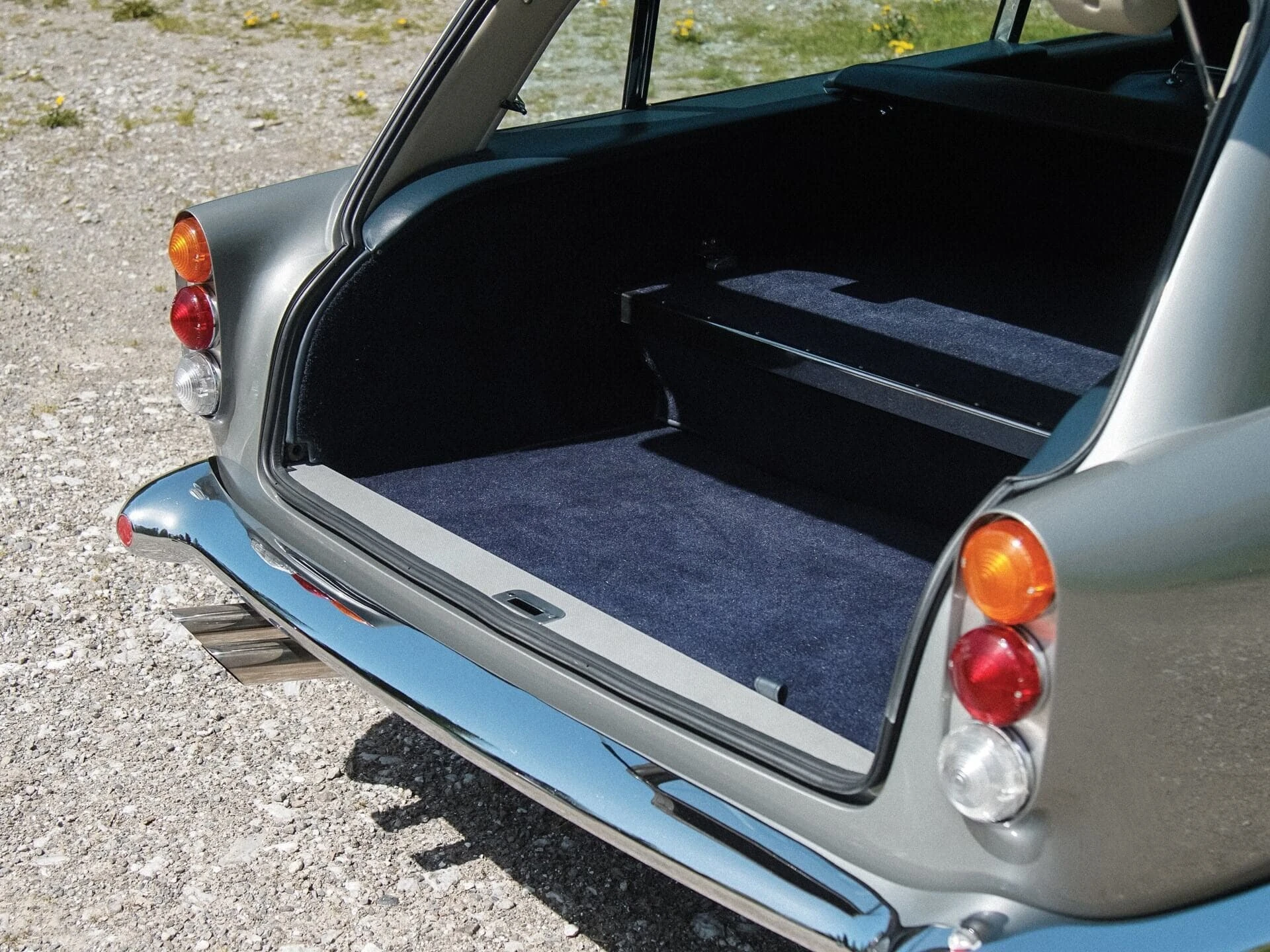 Aston-Martin-DB5-Shooting-Brake-by-Radford-1965_22