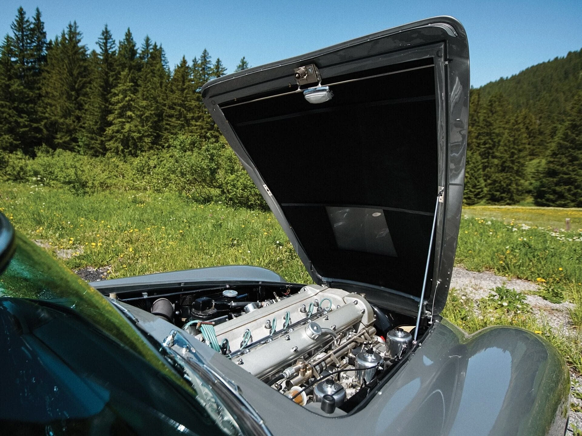 Aston-Martin-DB5-Shooting-Brake-by-Radford-1965_25