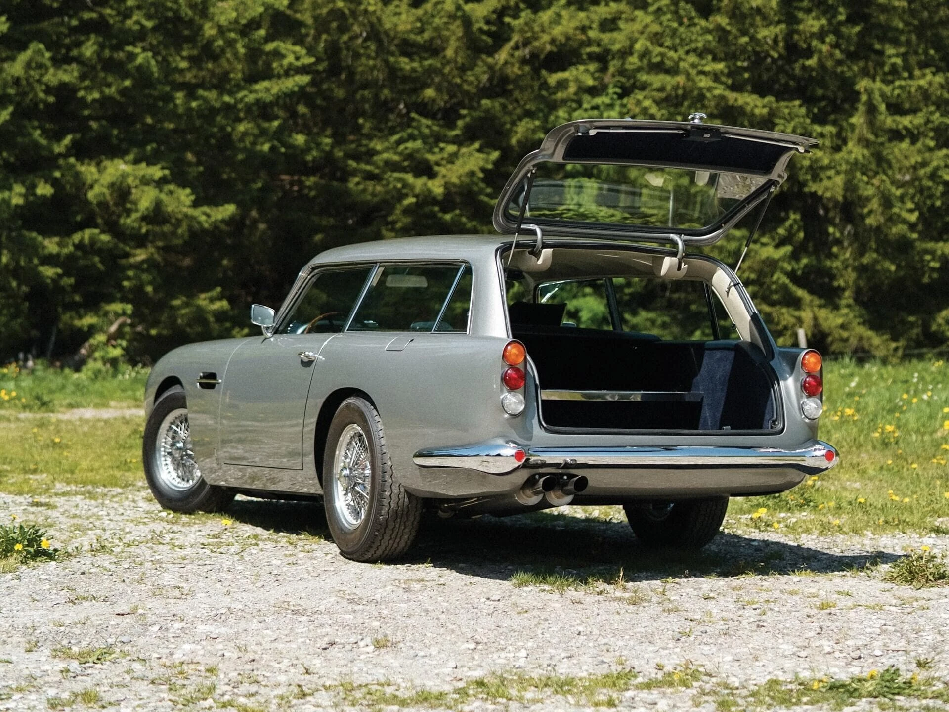 Aston-Martin-DB5-Shooting-Brake-by-Radford-1965_27