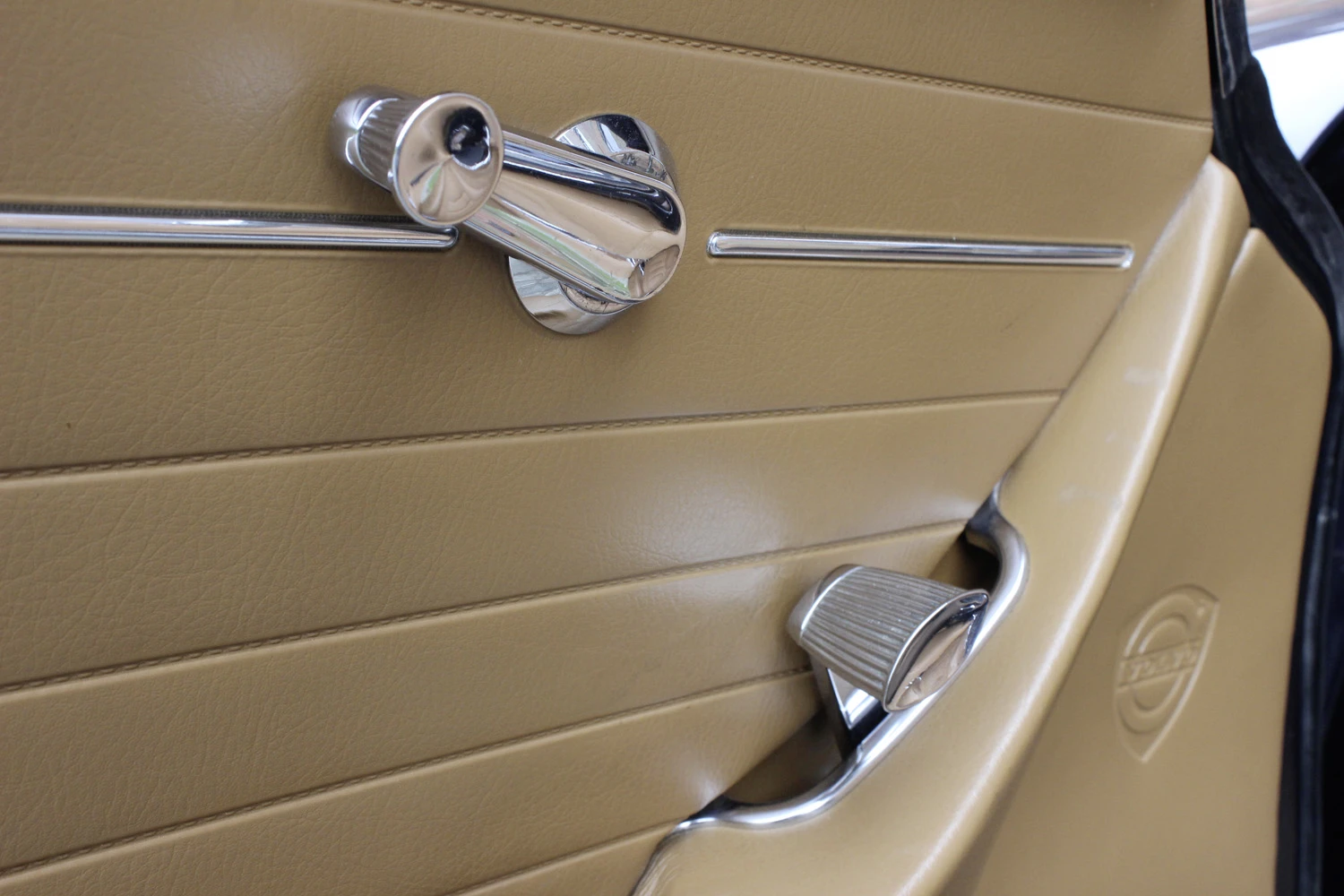 Volvo-1800E-cab-Volvoville-by-Schmidt-1970_13