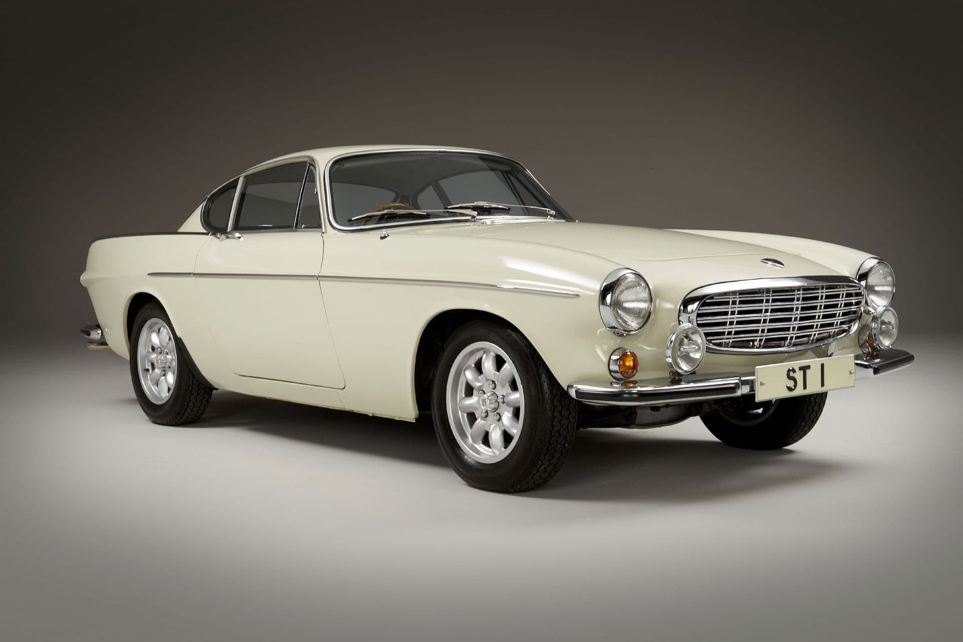 Volvo-P1800-S-The-Saint_01
