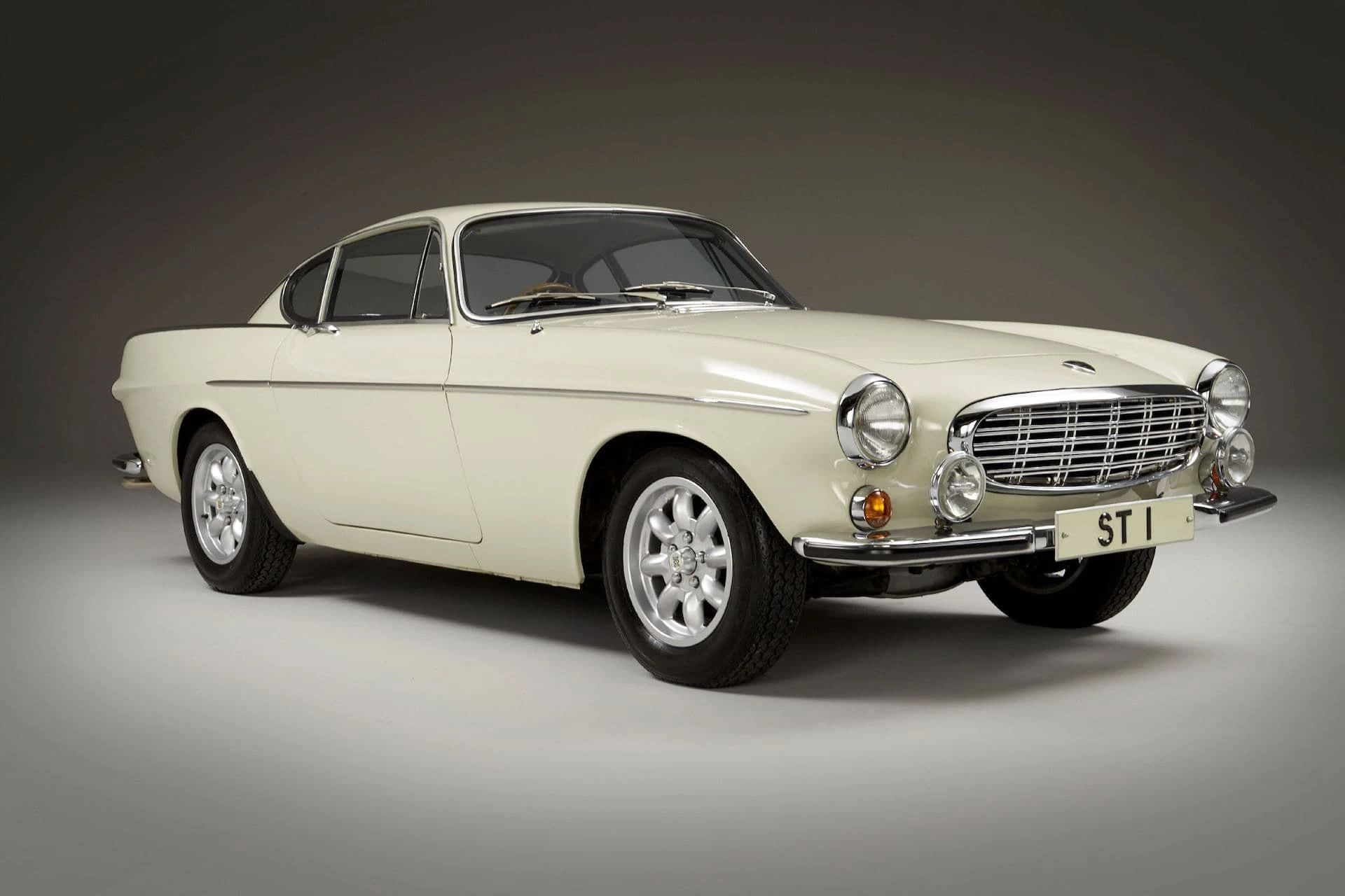Volvo-P1800-S-The-Saint_01