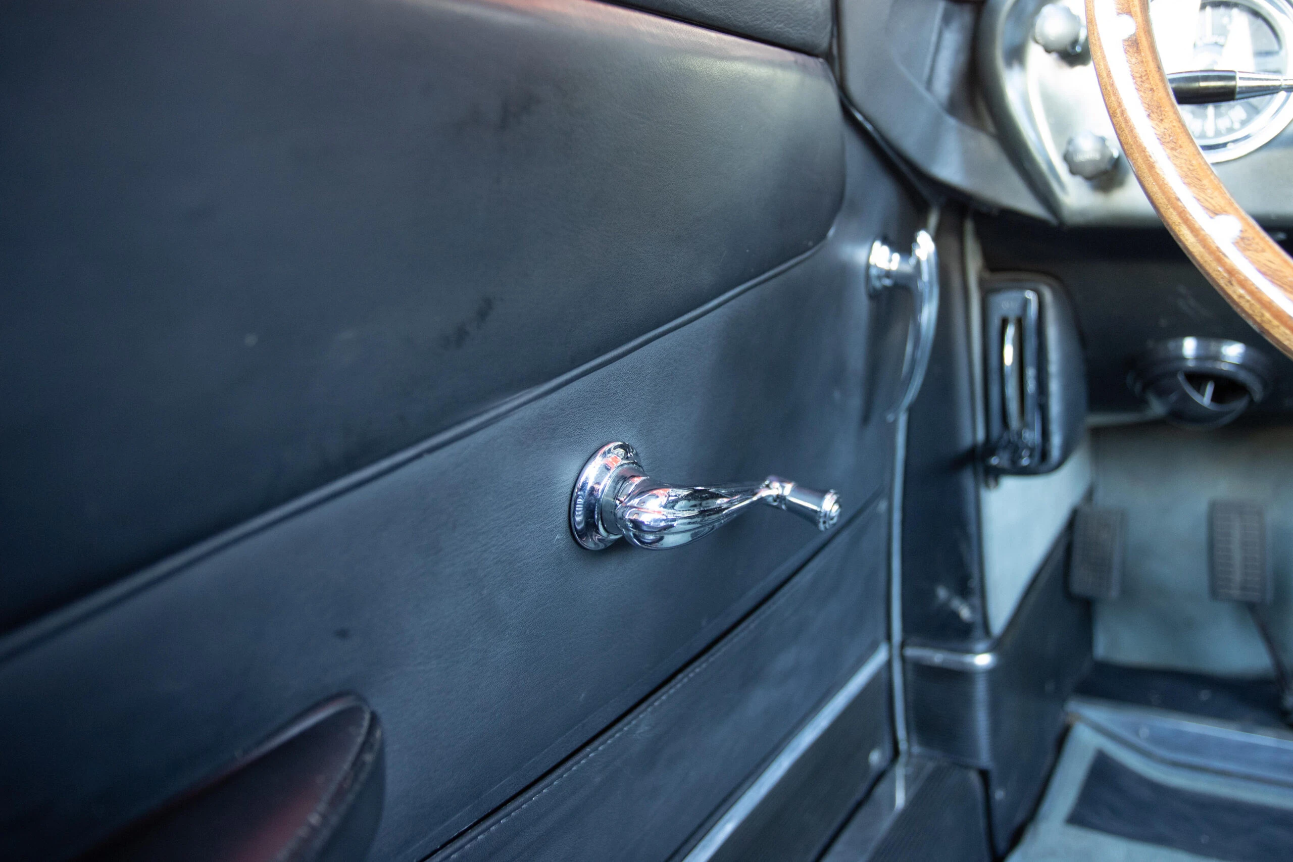 DB4 Series II Saloon 1960 24