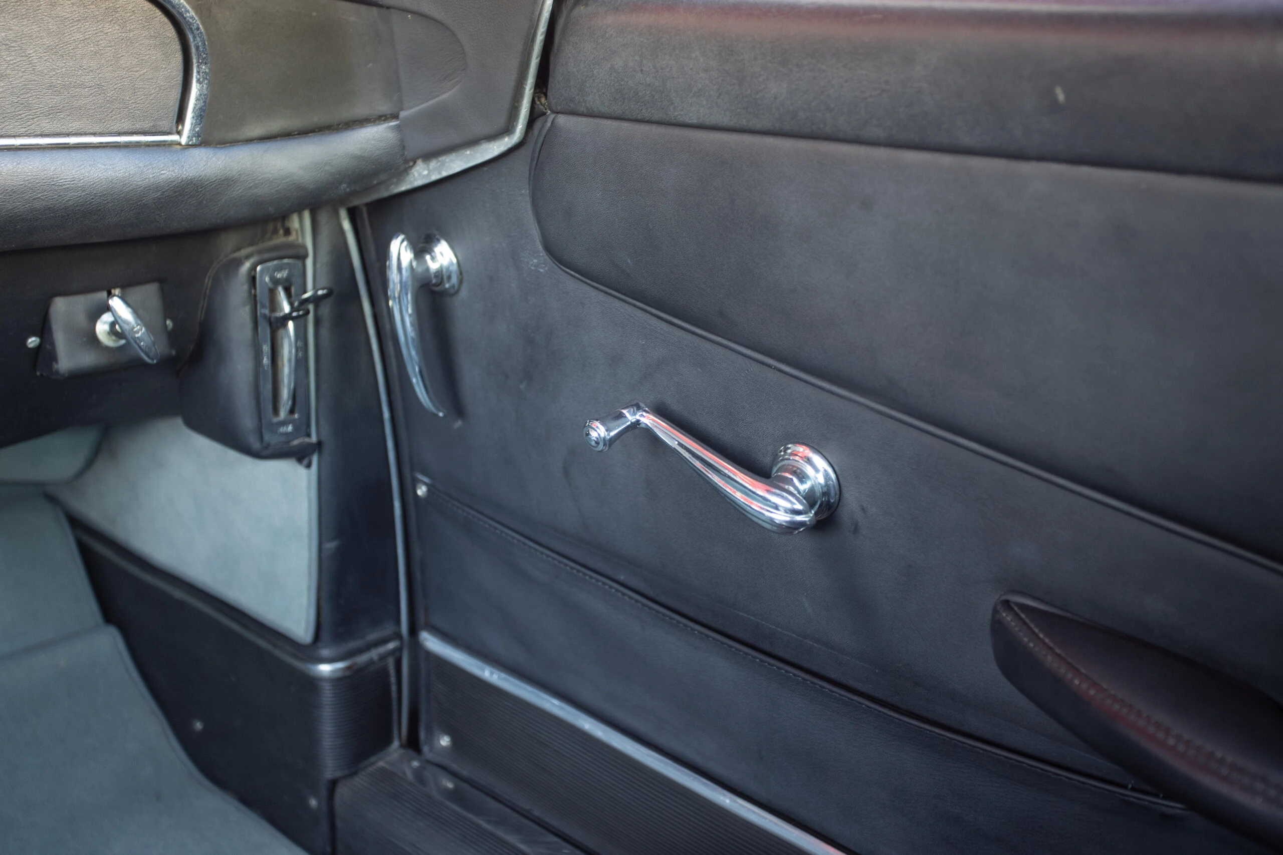 DB4 Series II Saloon 1960 25