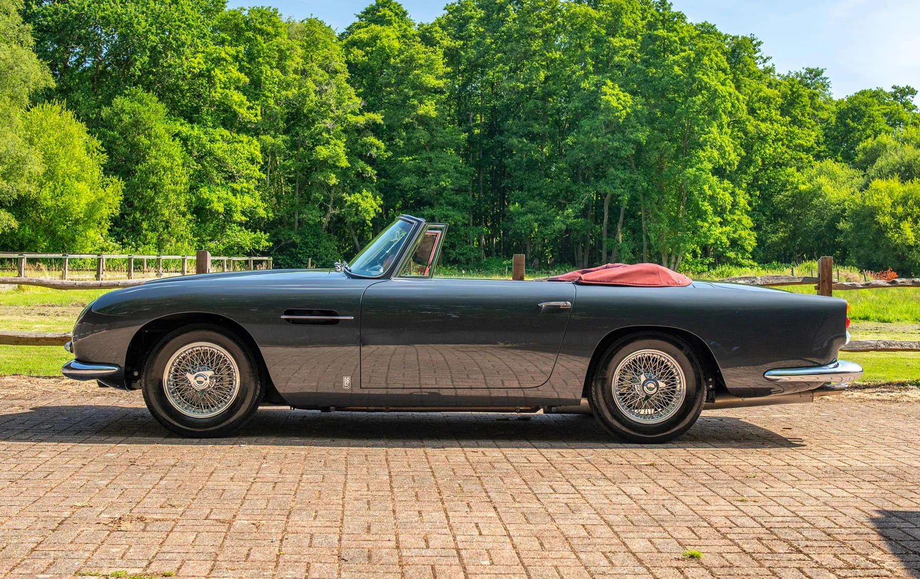 Aston Martin DB5 Convertible (Touring) - 1965 2