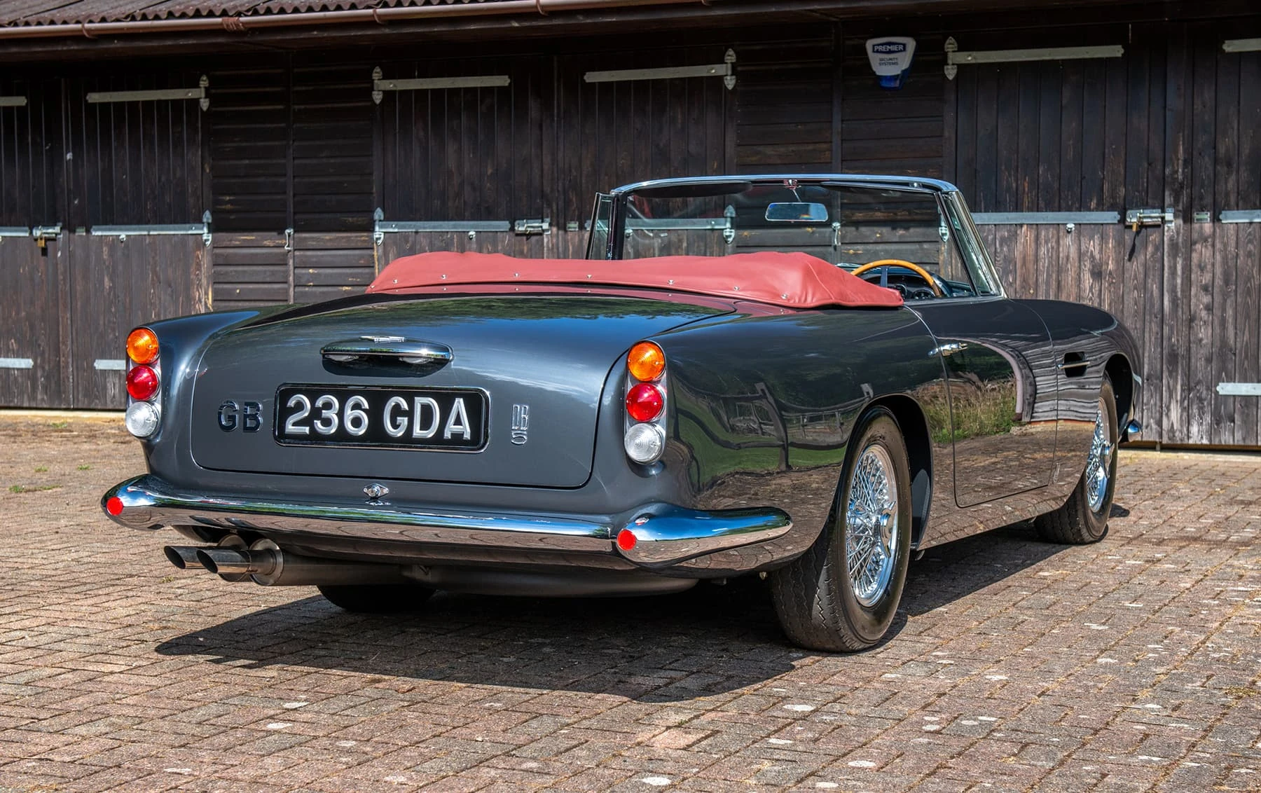 Aston Martin DB5 Convertible (Touring) - 1965 4