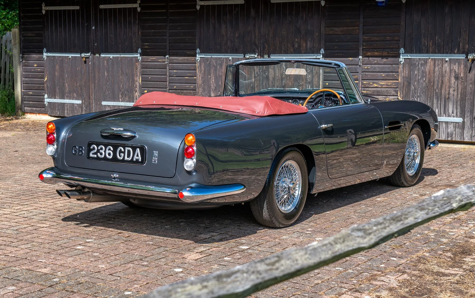 Aston Martin DB5 Convertible (Touring) - 1965 5