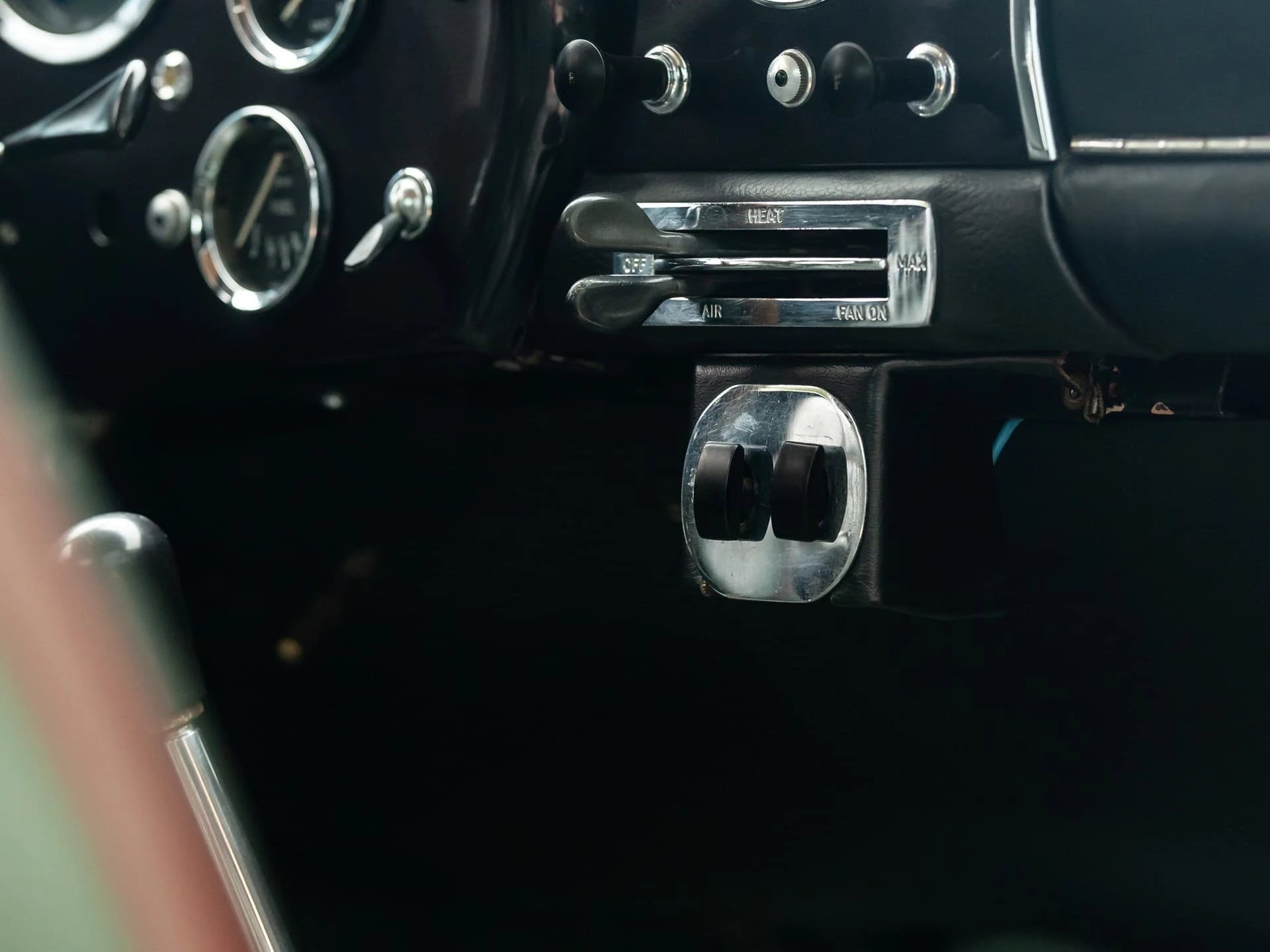 Aston Martin DB4 'Special Series Engine' Series IV (Touring) - 1962 9d