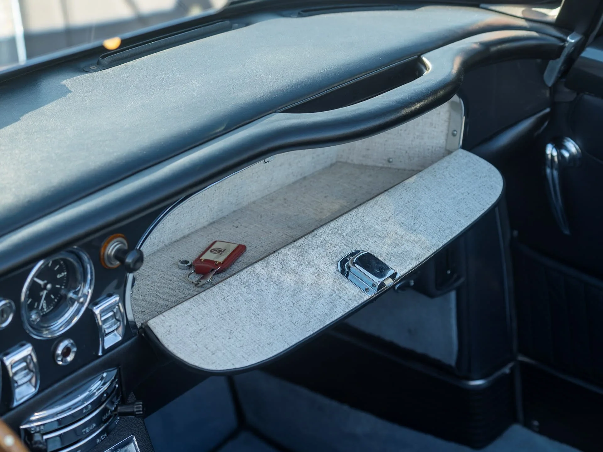 Aston Martin DB Volante - 1965 15