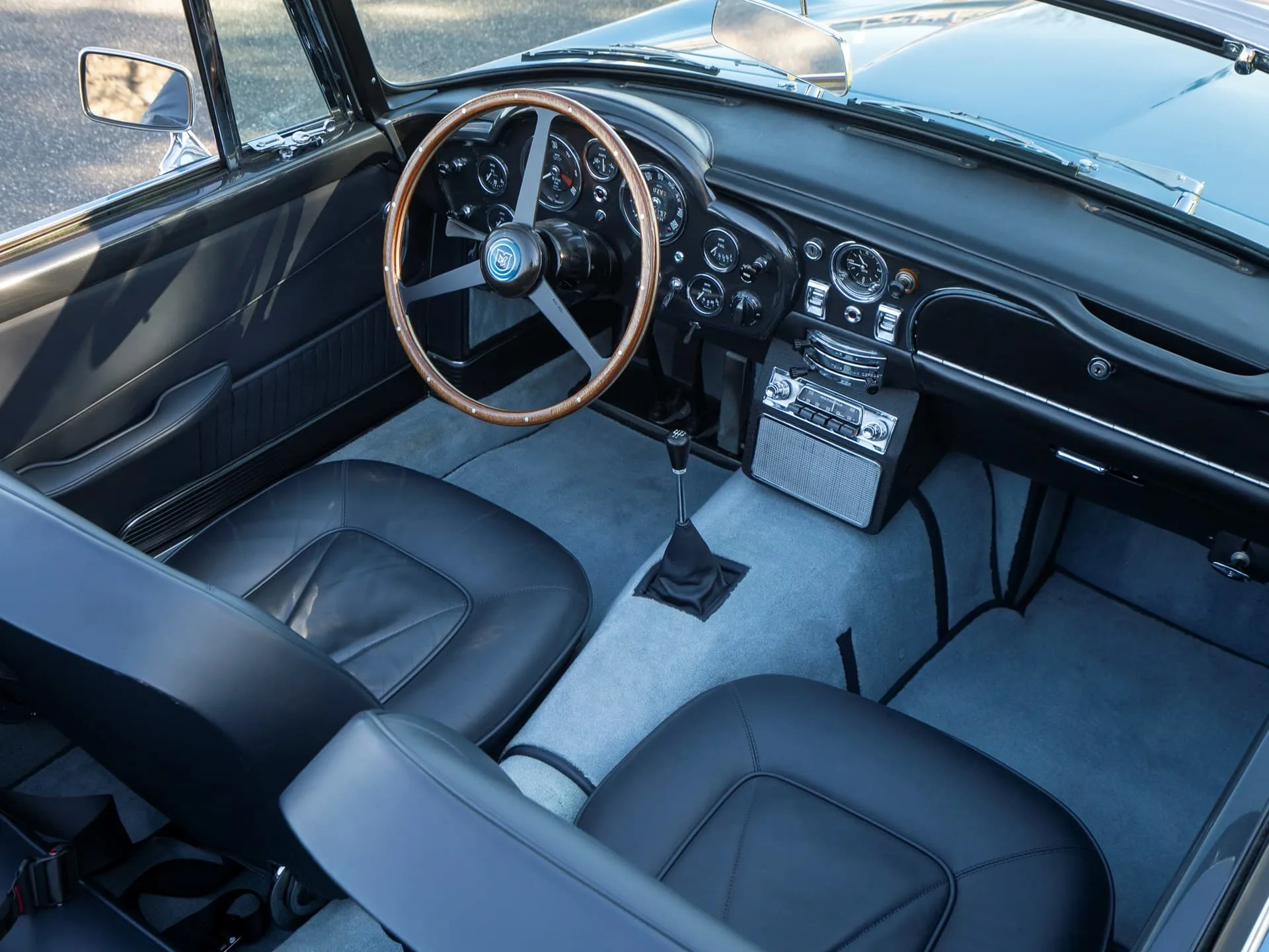 Aston Martin DB Volante - 1965 2
