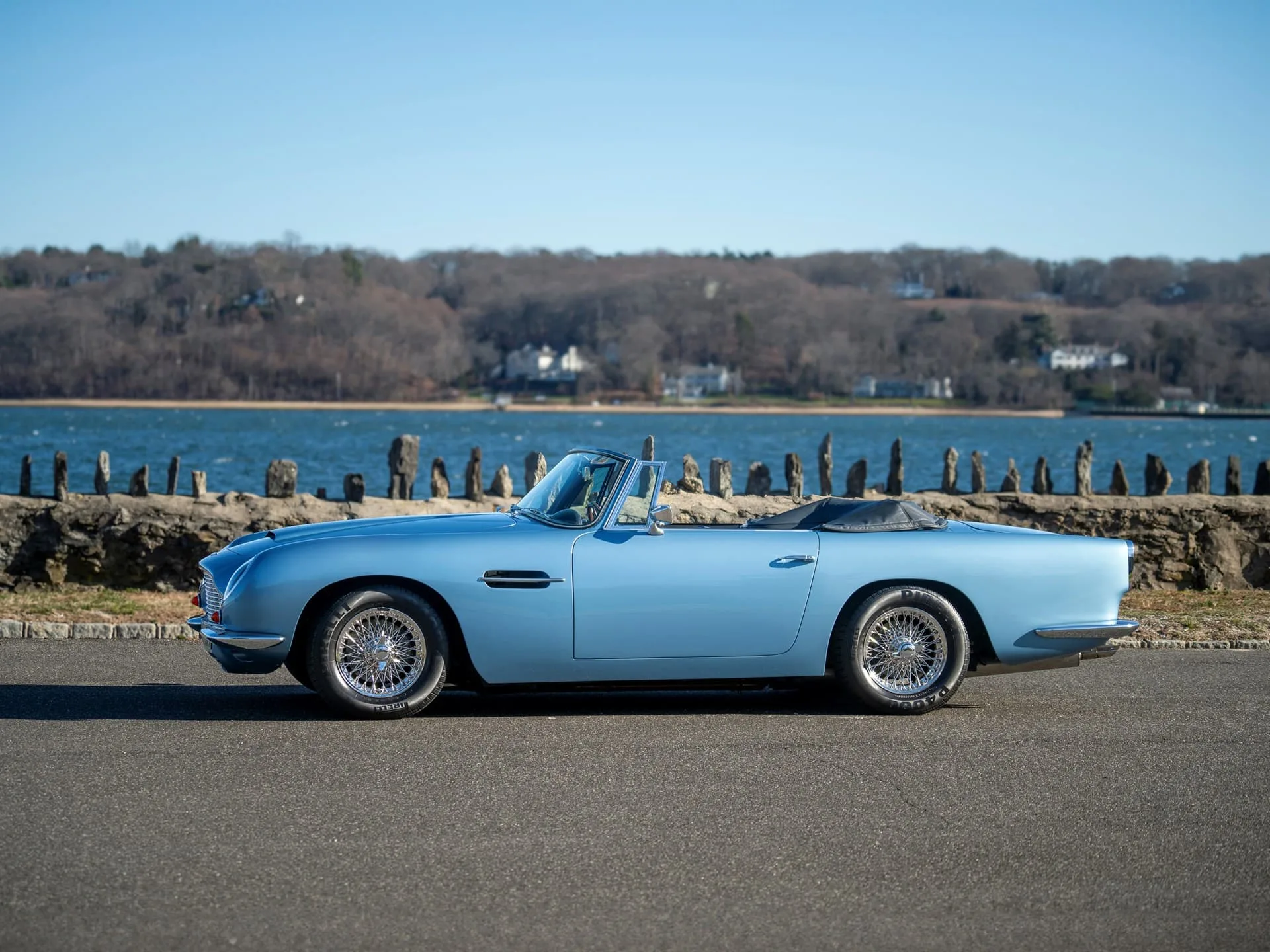 Aston Martin DB Volante - 1965 3