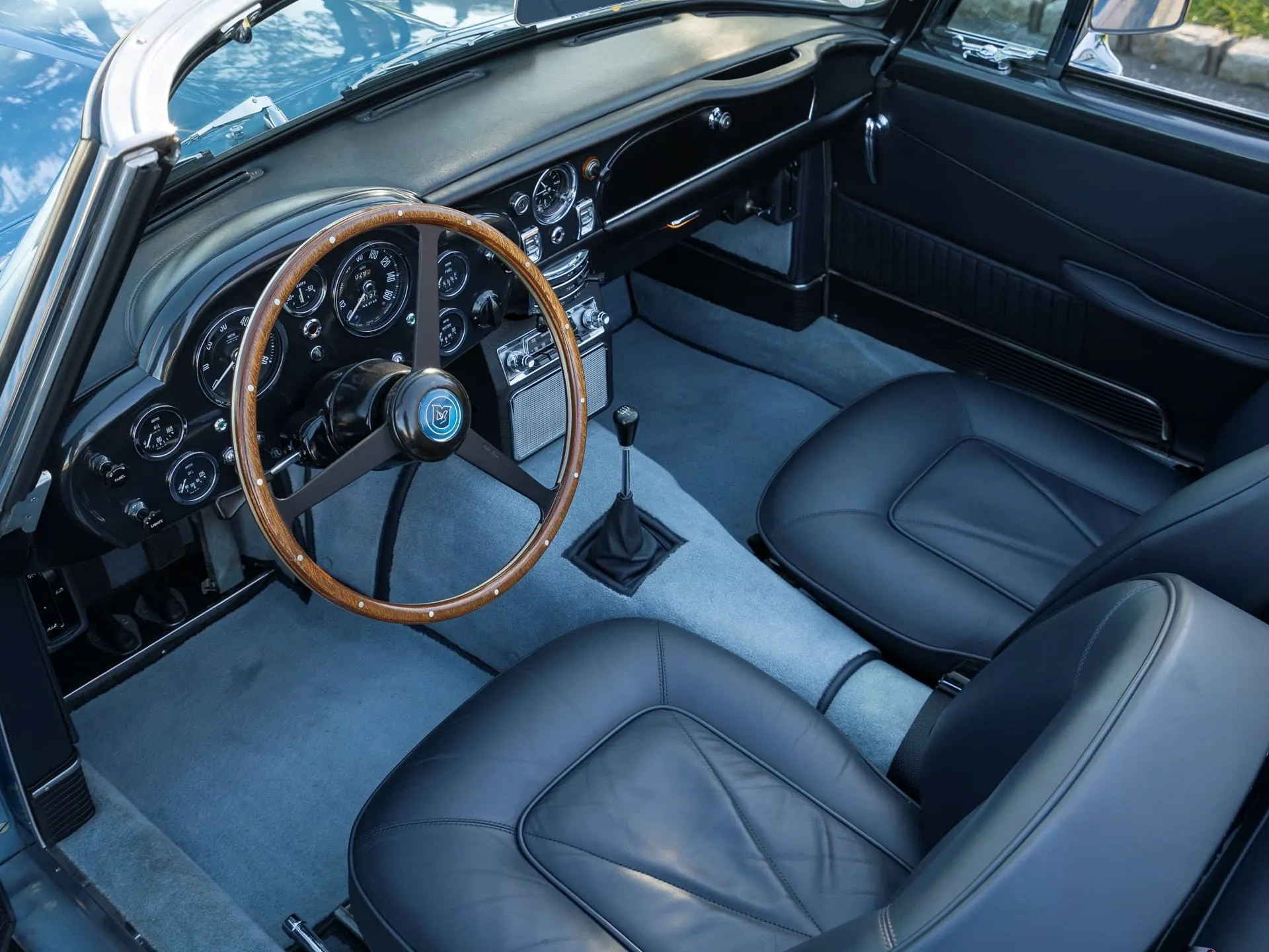 Aston Martin DB Volante - 1965 8