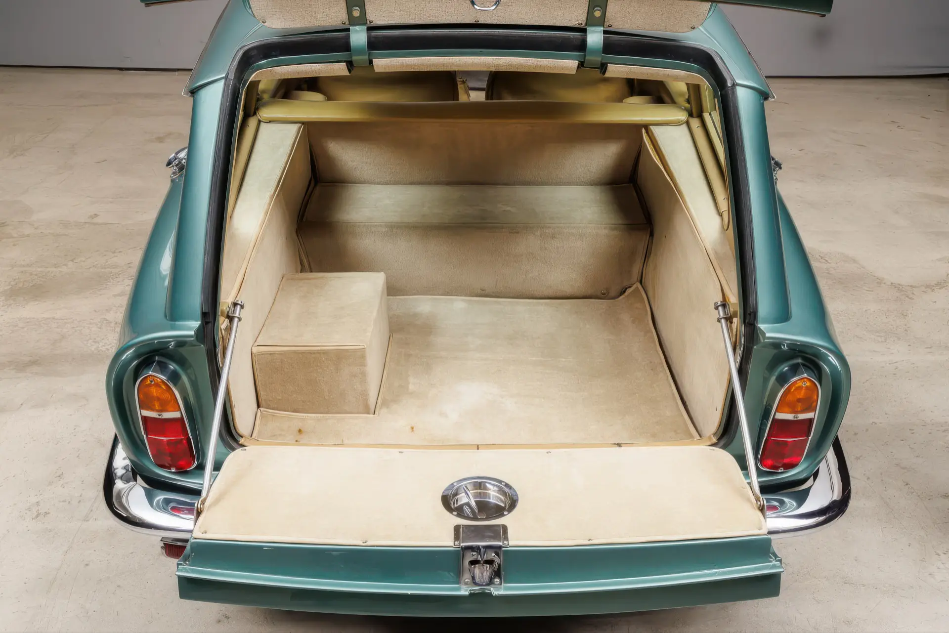 Aston Martin DB 6 Shooting Brake (FLM Panelcraft) - 1965-34