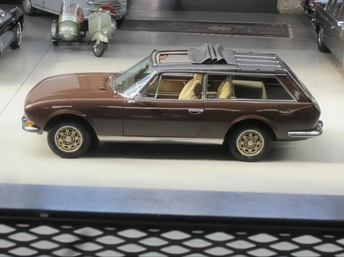 504 "Côte d'Azur" de 2004, construite sur une 504 V6 Ti, avec toit ouvrant en toile et phares rectangulaires,
