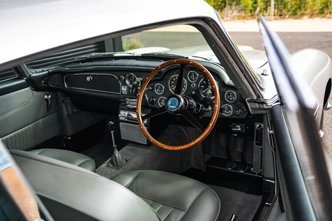 Aston Martin DB5 Saloon - 1964-16