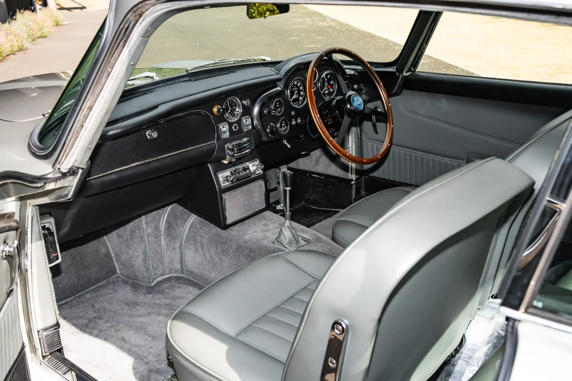 Aston Martin DB5 Saloon - 1964-24