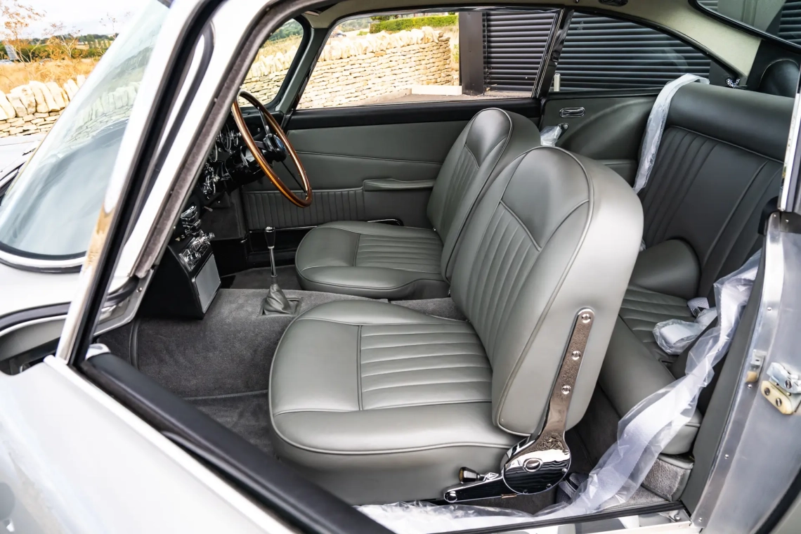 Aston Martin DB5 Saloon - 1964-25